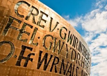 Small fall in Welsh house prices