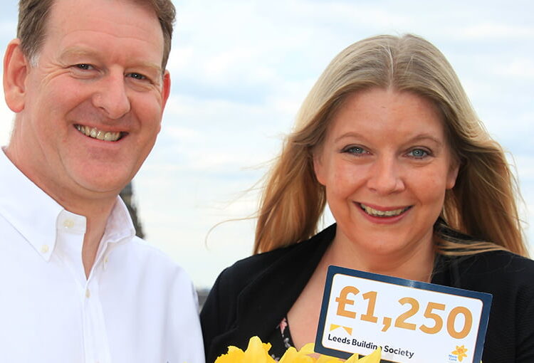 The Leeds donates £1,250 to Marie Curie