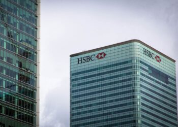 HSBC to keep HQ in UK
